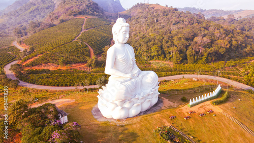 O Mosteiro Zen Budista em Ibiraçu, ES é um lugar de retiro espiritual com práticas de meditação e contemplação. Possui uma estátua do Buda de 35 metros de altura, que representa a paz e sabedoria. 