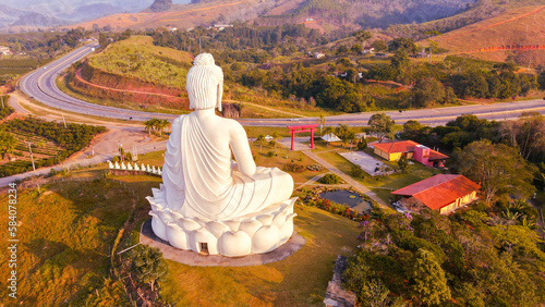O Mosteiro Zen Budista em Ibiraçu, ES é um lugar de retiro espiritual com práticas de meditação e contemplação. Possui uma estátua do Buda de 35 metros de altura, que representa a paz e sabedoria. 