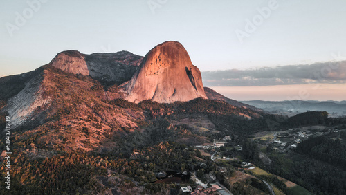 Pedra Azul, ES: montanha de 1.200m composta por uma rocha íngreme e azulada. Conhecida como Pedra do Lagarto.