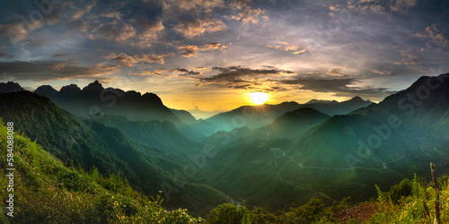 View panoramic photos of the majestic beauty of O Quy Ho in Lao Cai province, Vietnam pass at sunset © Quang