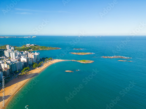 Imagem aérea de Vila Velha, mostrando a Praia da Costa, 3ª Ponte e o Convento da Penha.