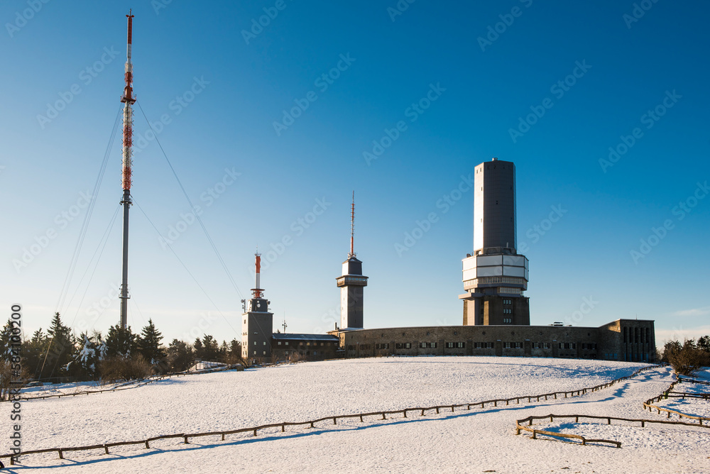Das verschneite Gipfelplateau des Großen Feldbergs im Taunus mit seinen Sende- und Aussichtstürmen im Winter mit wolkenlosem Himmel bei schönem Wetter