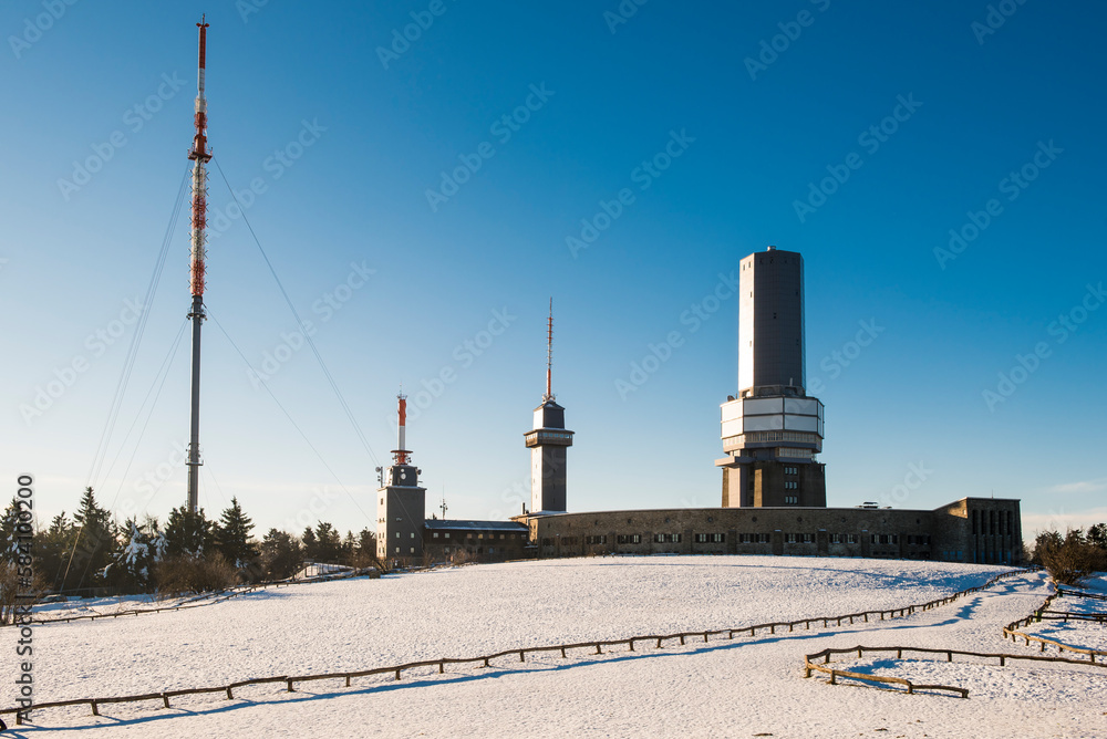 Das verschneite Gipfelplateau des Großen Feldbergs im Taunus mit seinen