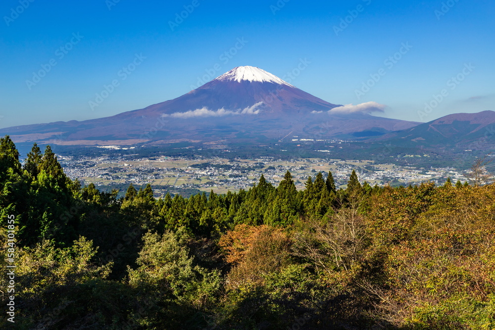 秋の足柄峠から見た富士山と小山町・御殿場市方面の眺め 秋の足柄峠から見た富士山と小山町・御殿場市方面の眺め