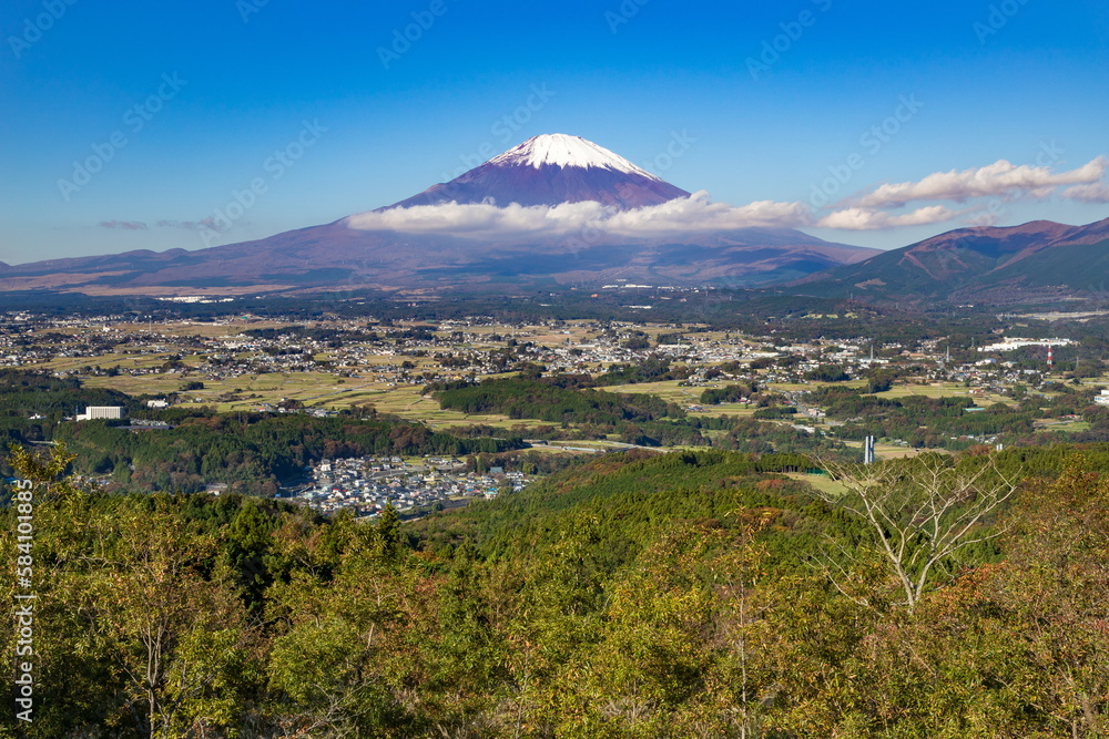 秋の足柄峠から見た富士山と小山町・御殿場市方面の眺め 秋の足柄峠から見た富士山と小山町・御殿場市方面の眺め