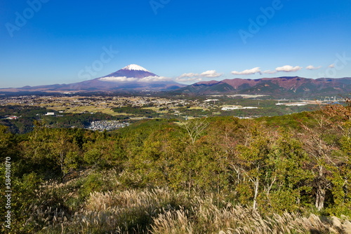 秋の足柄峠から見た富士山と小山町・御殿場市方面の眺め