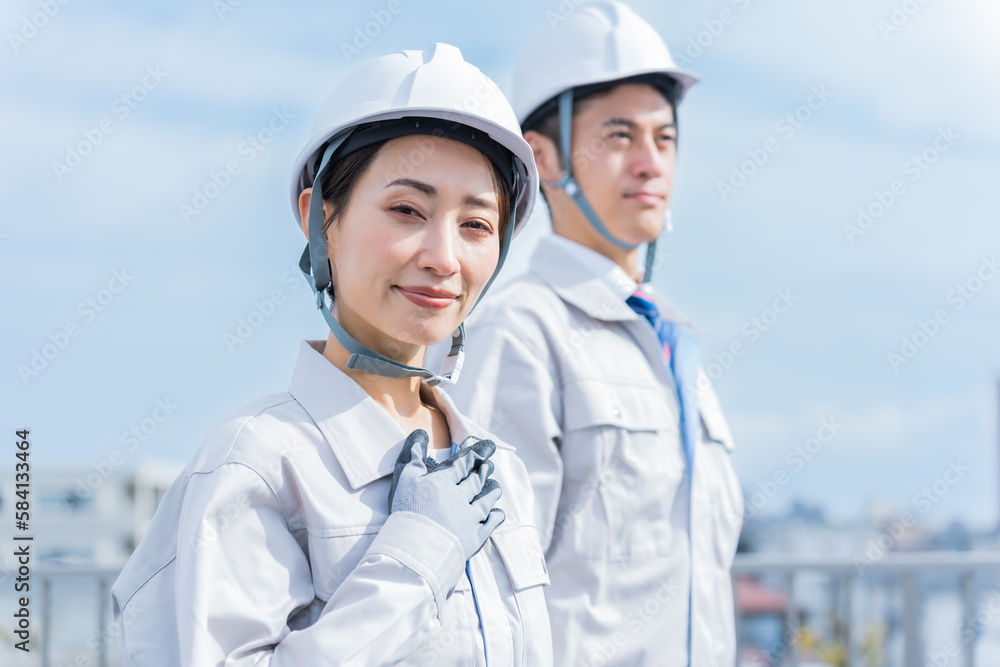 ヘルメットを被った日本人男女 ヘルメットを被った日本人男女
