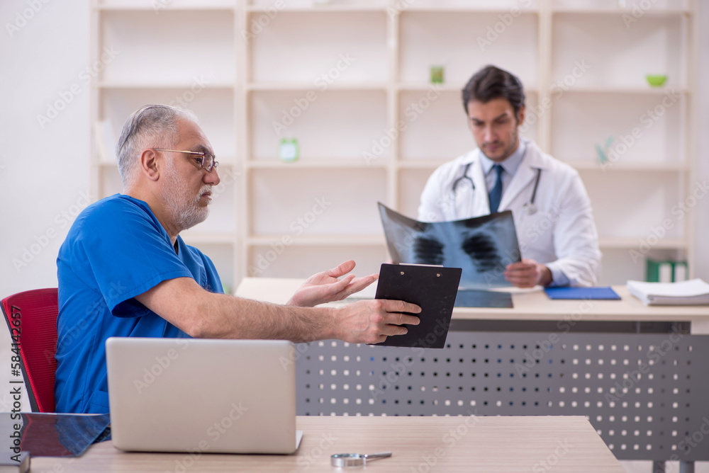 Obraz premium Two male doctors radiologists working in the clinic