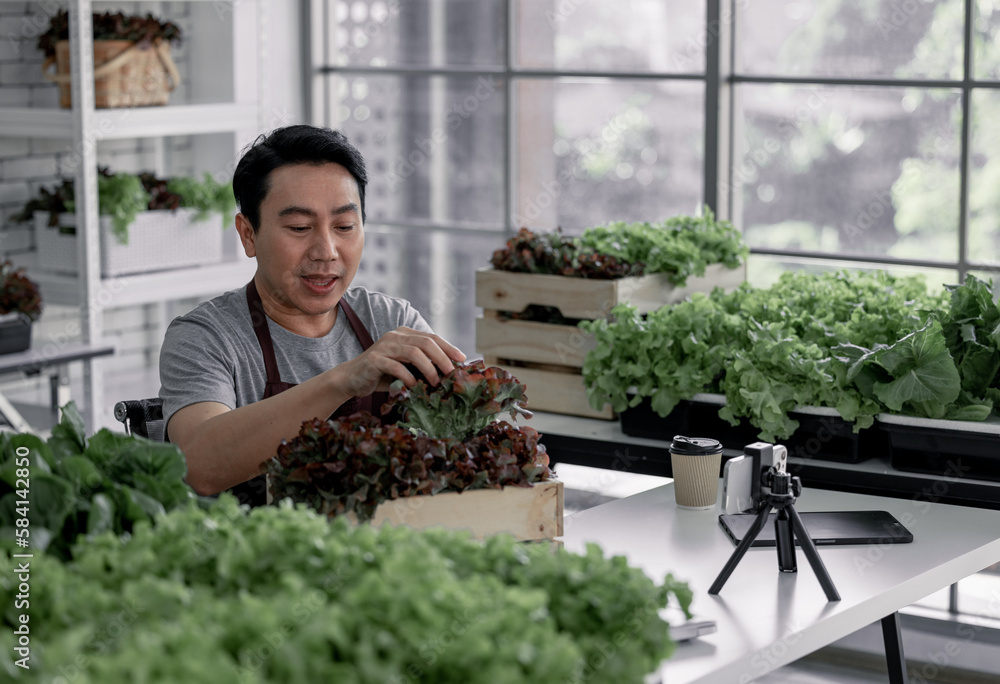Vendor sell veggies online via live streaming by giving client information and answering questions about freshness, price, and availability. Attentiveness, commitment, and trust of small businesses. Vendor sell veggies online via live streaming by giving client information and answering questions about freshness, price, and availability. Attentiveness, commitment, and trust of small businesses.