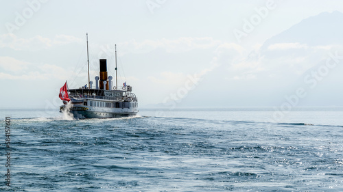 Bateau de croisière à roue à aubes sur le lac Léman
