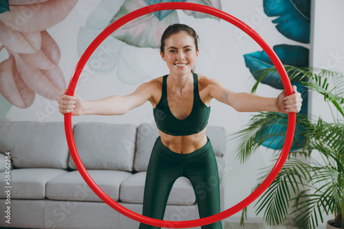 Obraz na płótnie Young strong sporty athletic fitness trainer instructor woman wear green tracksu