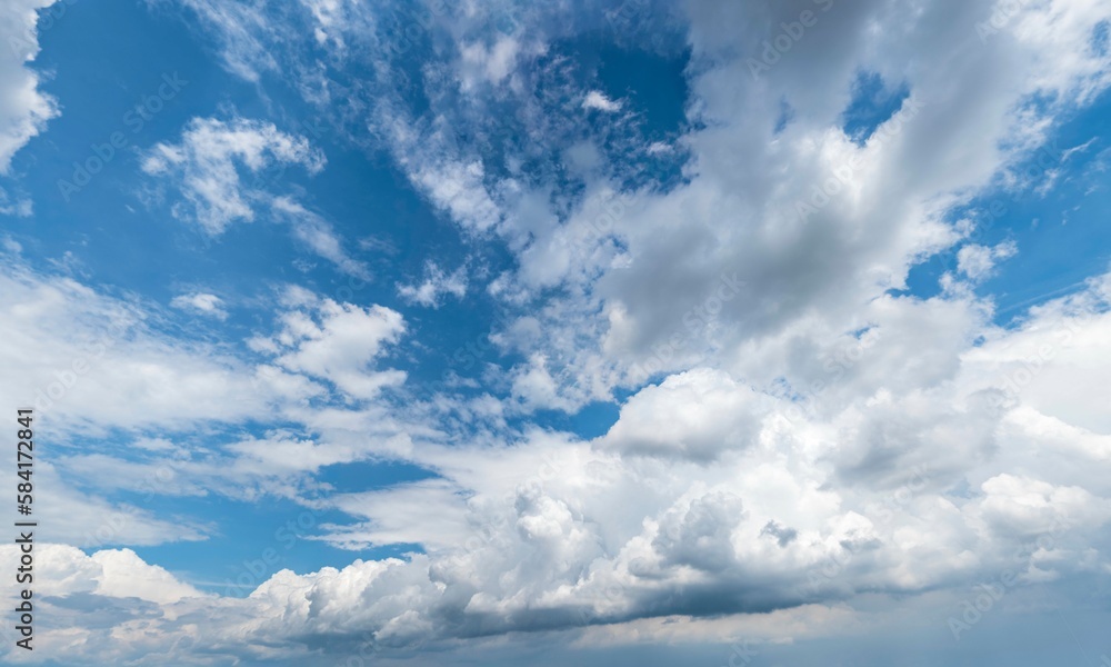 Fototapeta premium Dunkle april-typische Schauerbewölkung vor blauem Himmel