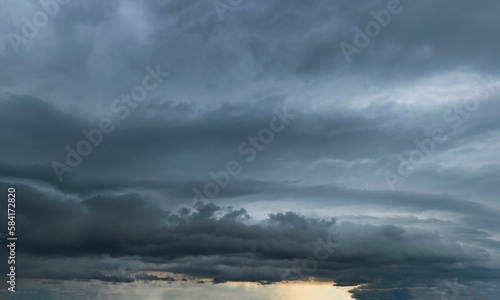 Dunkler Himmel mit dramatischer Wolkenfront und aufziehendem Unwetter am Abend
