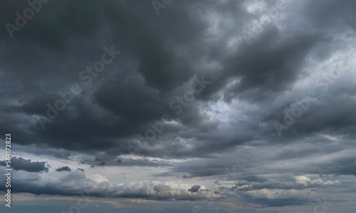 Trister dunkler Wolkenhimmel mit Regenwolken