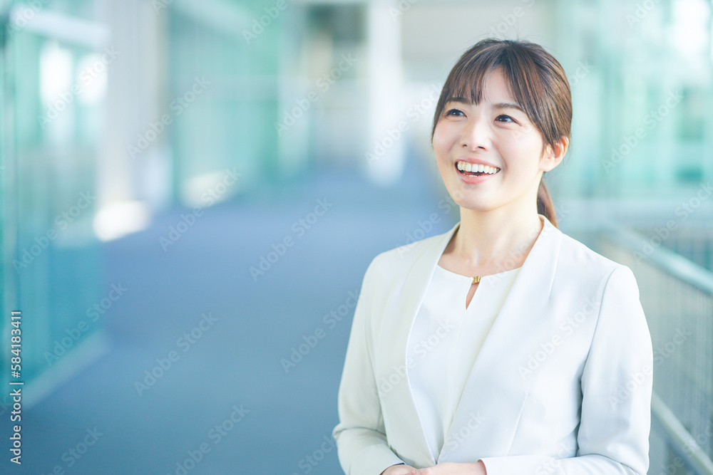 オフィスで働くスーツを着た女性 オフィスで働くスーツを着た女性