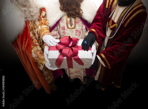 Obraz na płótnie Reyes Magos con regalo navidades sobre fondo oscuro