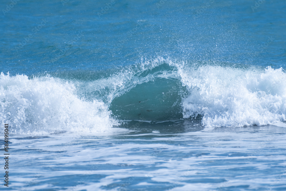 Naklejka premium 青い海と波