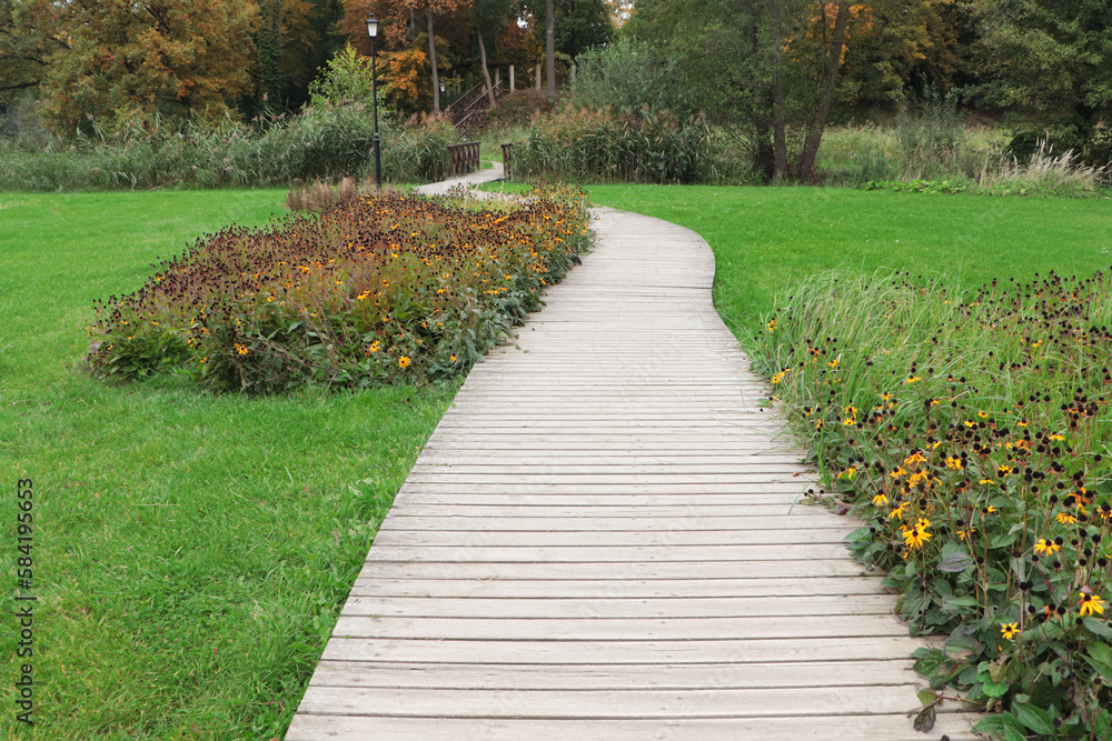 Obraz premium Beautiful public city park with pathway and green grass