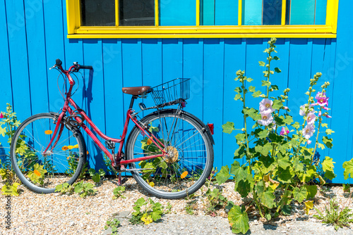 Ile d’Oléron (Charente-Maritime, France), vélo posé sur une cabane de pêcheur
