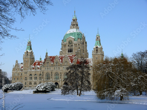 Neues Rathaus von Hannover mit Maschpark im Winter