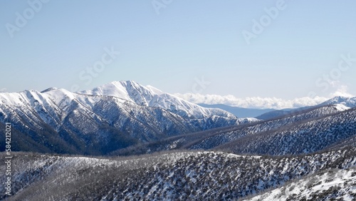 Foto Snowy winter view over razorback spur to mount feathertop in the Victorian alpin