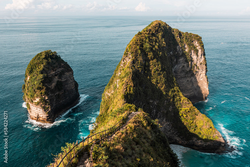 Die Treppen zum Kelingking Beach auf Nusa Penida
