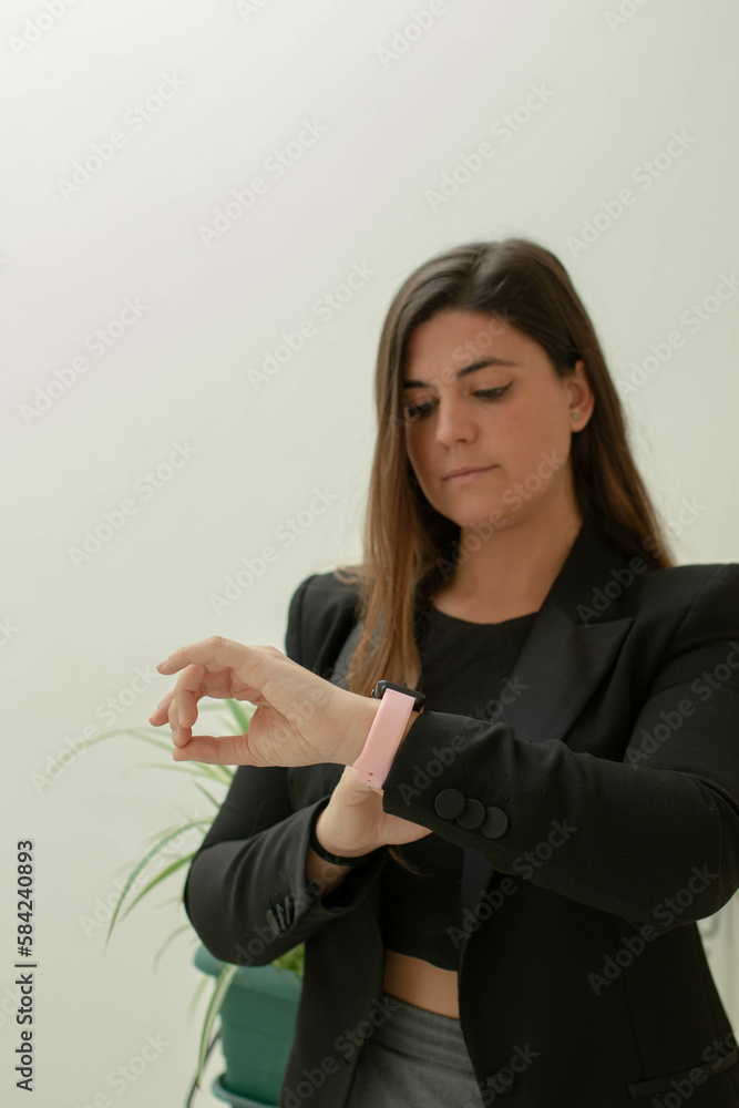 chica latina utilizando tecnologías para llevar a cabo los negocios de su empresa chica latina utilizando tecnologías para llevar a cabo los negocios de su empresa