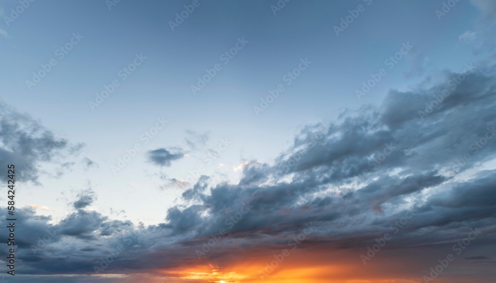 Feurig leuchtender Abendhimmel mit einer Wolkenwand bei Sonnenuntergang
