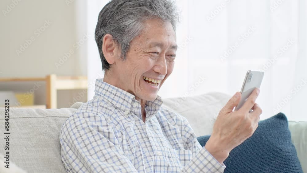 携帯を触るシニアの日本人男性 携帯を触るシニアの日本人男性