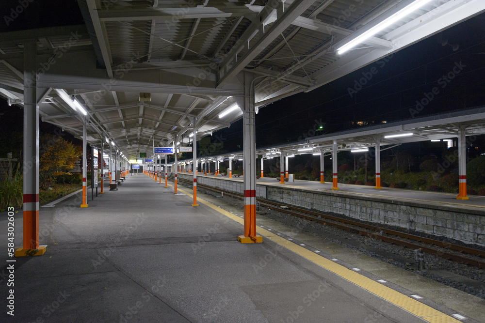 列車のいない夜の東武日光駅