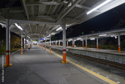 列車のいない夜の東武日光駅 © SASABOO