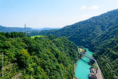 高所から見下ろした山と川の風景