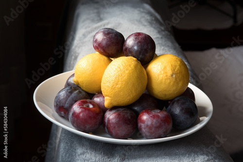 una piramide di suine rosse e limoni  frutti stagionali su un piatto