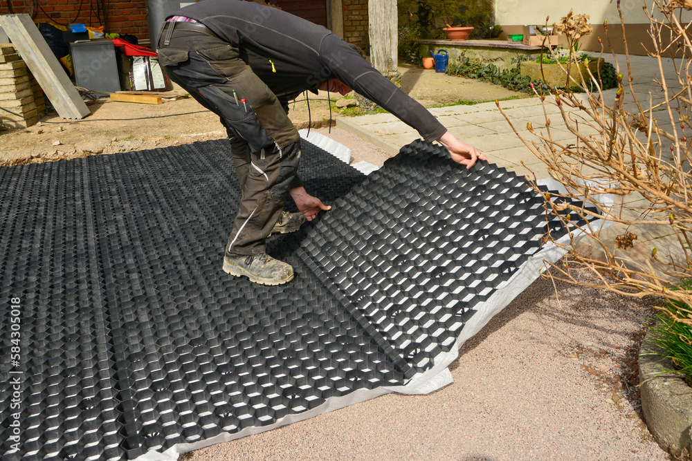 Fotka „Verlegung von mit Vlies unterlegten Kiesmatten oder Kieswaben