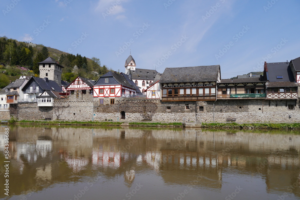 Obraz premium Wasserspiegelung der Stadtmauer von Dausenau