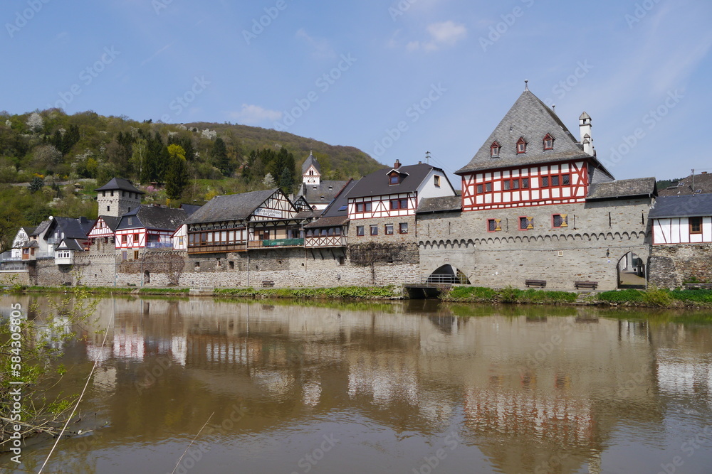 Obraz premium Dausenau und die Lahn mit Wasserspiegelung