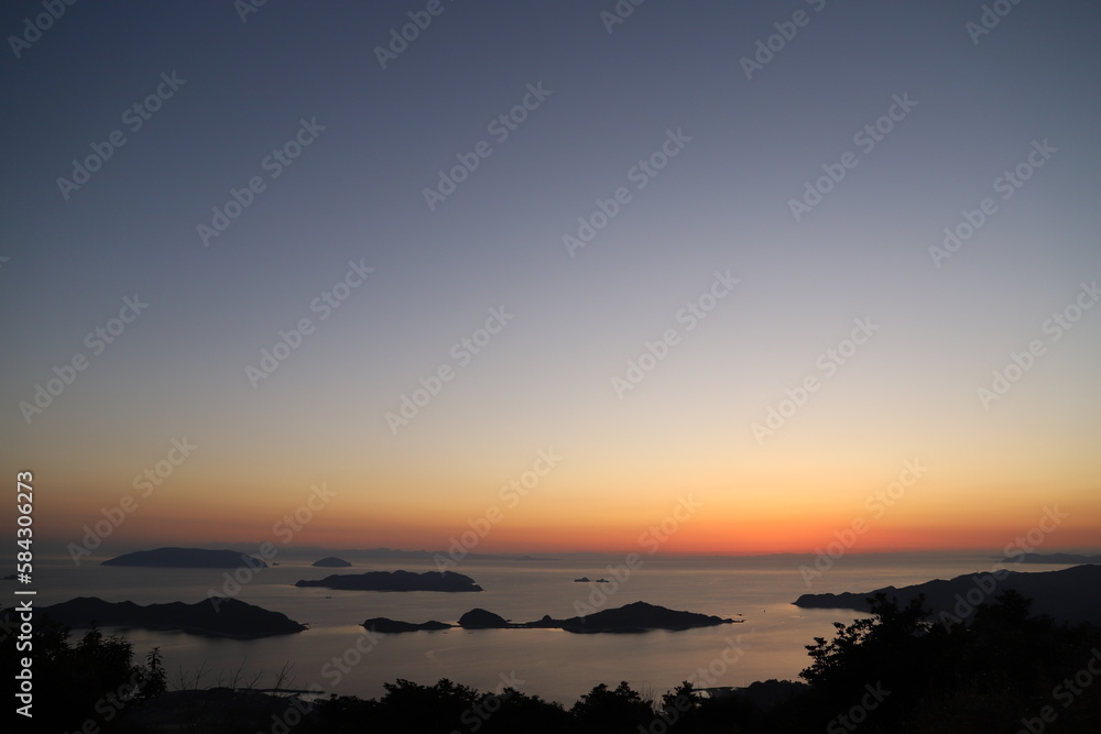 桜　春の訪れ 満開の桜　日本の花　朝日に照らされるサクラ
