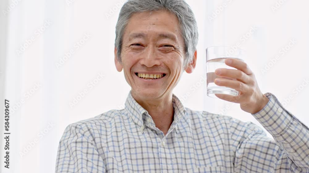 水を持ったシニアの男性 水を持ったシニアの男性