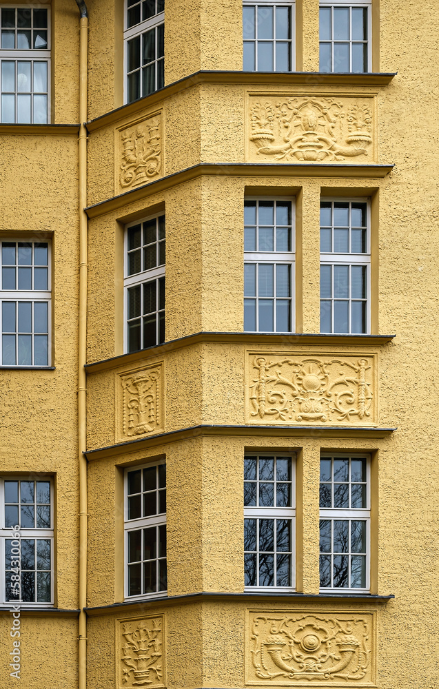 Ornamentale Fassadengestaltung an einem denkmalgeschützten Wohnhaus der 1910er Jahre in Berlin-Wilmersdorf
