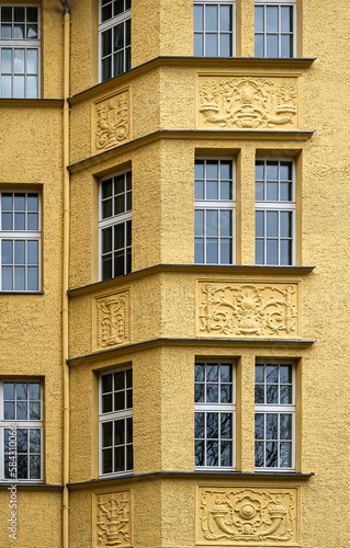 Ornamentale Fassadengestaltung an einem denkmalgeschützten Wohnhaus der 1910er Jahre in Berlin-Wilmersdorf