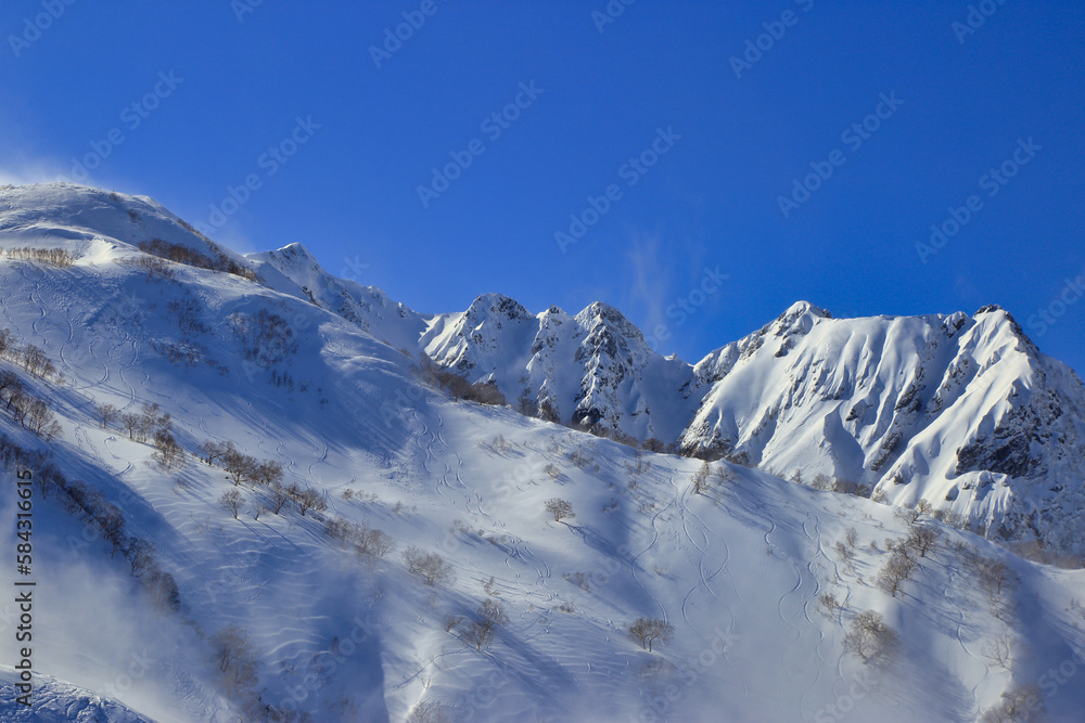 厳冬期の唐松岳、八方尾根の風景