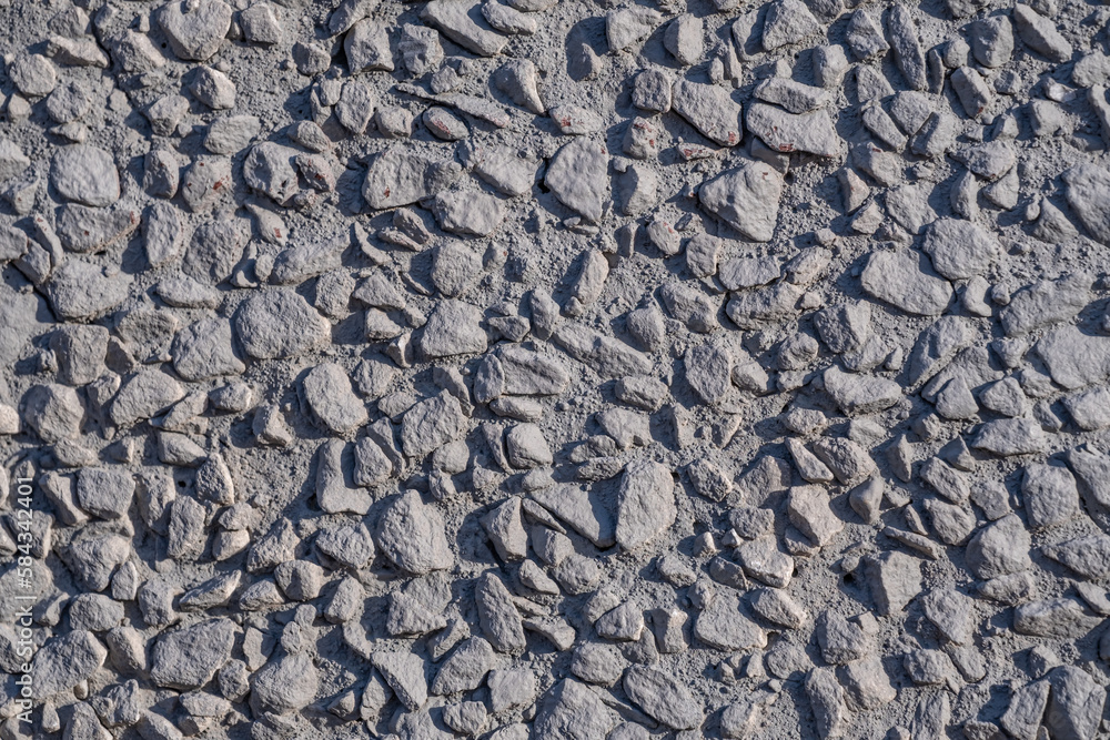 The wall is made of rubble and gray mortar. The wall is made of rubble and gray mortar.