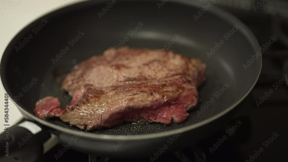 ステーキを焼く様子 ステーキを焼く様子