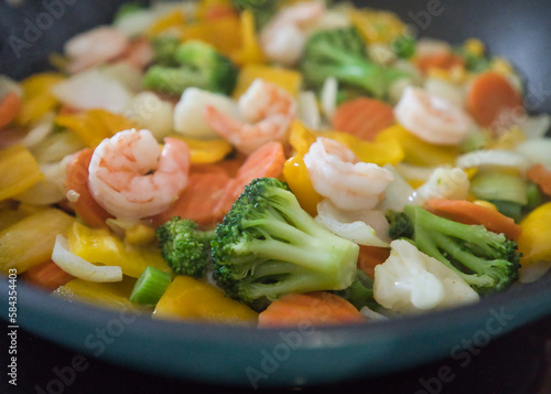 Lowcarb, gesunde, vegetarische Gemüsepfanne mit Garnelen, Shrimps