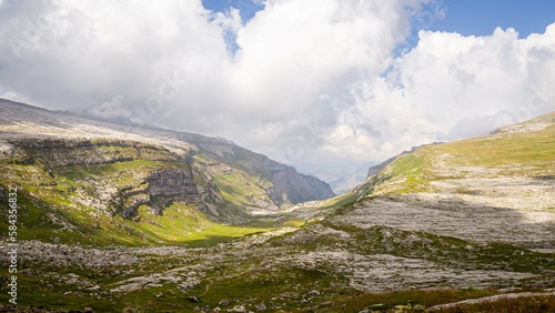 Cirque de montagne recouvert de verdure à sixt-fer-à-cheval