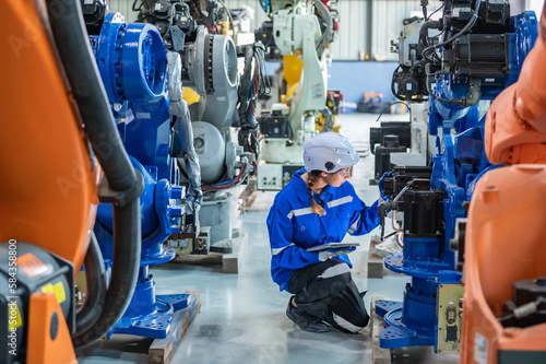 Fotografi woman technician engineer check heavy machine construction installation in industrial factory