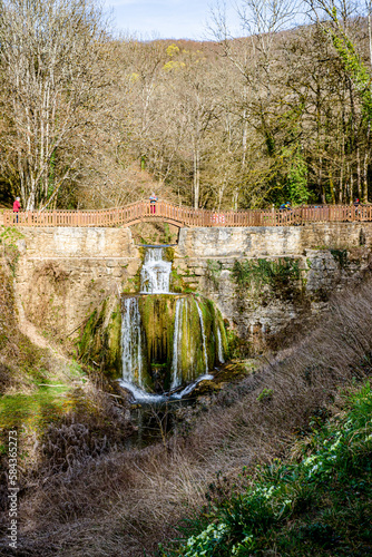 Le pont de bois et le Lac Bleu de Vareilles à Ambérieu-en-Bugey photo