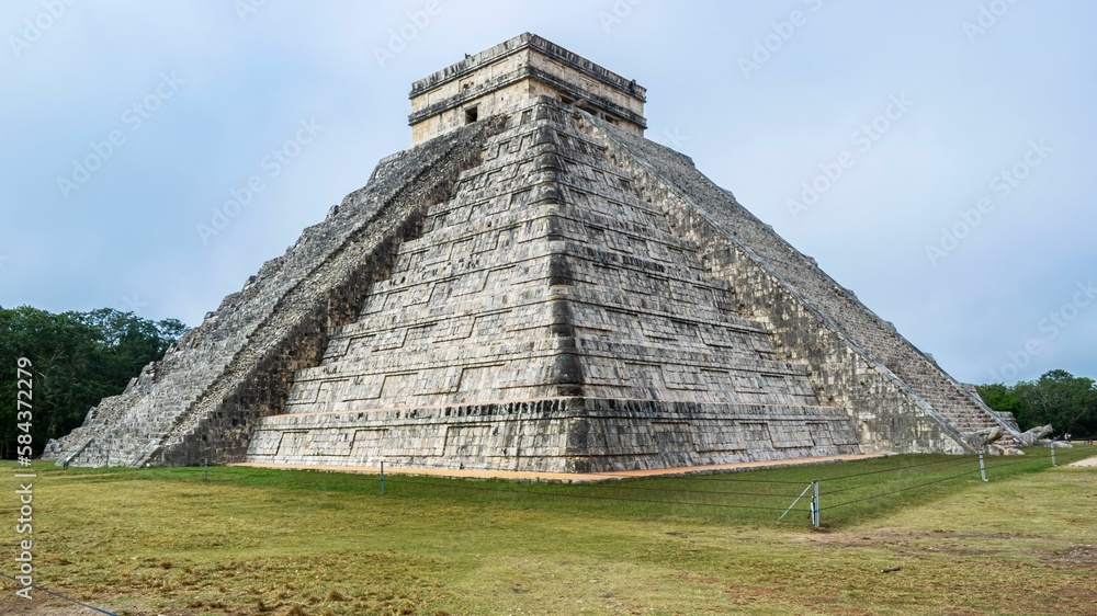 Beautiful shot of the Chichen Itza pyramid in Mexico