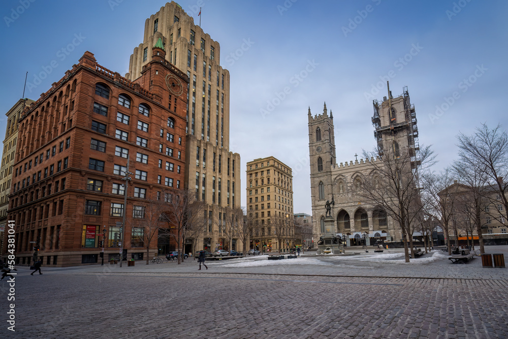 Montreal's most famous square, Place d'Armes, in the old port of Montreal allows us a view of Notre-Dame Cathedral.