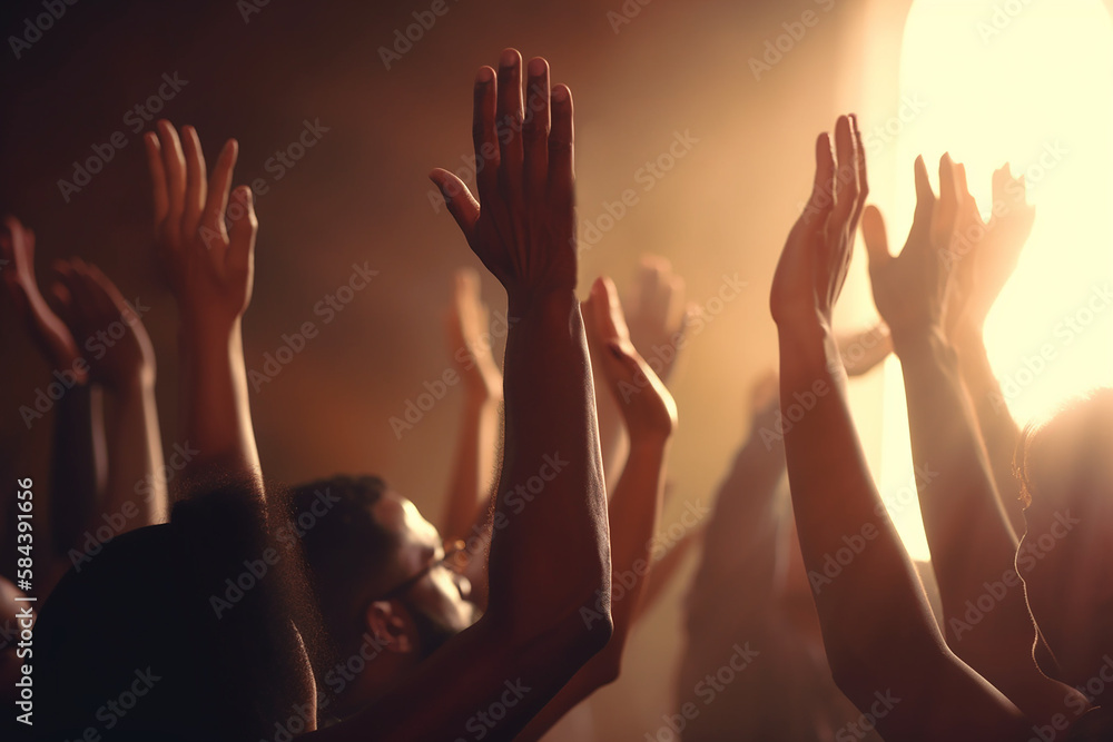 mãos erguidas em oração 